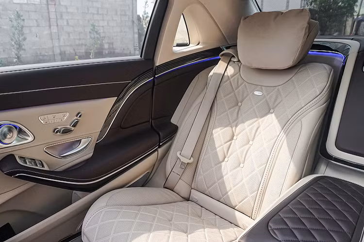 Sức mạng được dẫn xuống bốn bánh thông qua hệ dẫn động 4MATIC “trứ danh” cùng hộp số tự động 9 cấp 9G-TRONIC.