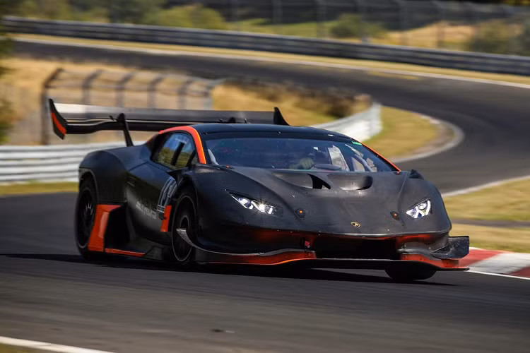 Bản độ Zyrus LP1200 của hãng độ Zyrus Enginneering là sản phẩm dựa trên chiếc siêu xe Lamborghini Huracan Super Trofeo. Mẫu xe này lần đầu xuất hiện vào mùa hè năm ngoái trong quá trình thử nghiệm tại Nurburgring.