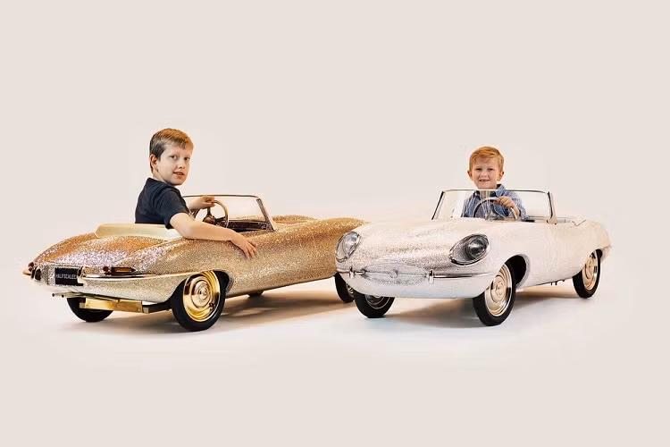 Dựa theo trang chủ của Half Scale Cars, chiếc 917K có trang bị động cơ Yamaha 350cc, hệ thống lái dạng thanh răng và bánh răng, phanh đĩa, tay lái tháo rời và thân vỏ bằng sợi thủy tinh, thậm chí lắp cả quạt mát và còi. Tốc độ tối đa của nó là khoảng 45 km/h, nhanh chóng mặt đối với một đứa trẻ. Hai mẫu xe đồ chơi Ferrari 330 LM và Ford GT cũng có chỗ ngồi đủ lớn cho người lần, và cung cấp một động cơ 4 thì 150 cc đủ để đạt tốc độ 56 km/h cũng như tùy chọn thân vỏ sợi carbon.