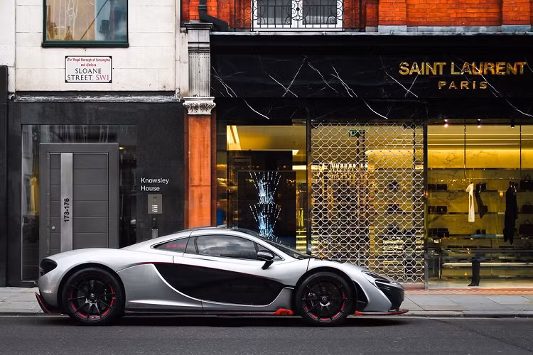 Chưa dừng lại đó, chiếc McLaren P1 “Project 300” còn có đến 2 huy hiệu bên trong khoang nội thất của xe, đây là điều rất hiếm gặp và thể hiện rằng xe đã được chủ nhân cá nhân hoá cá tính. Đầu tiên là logo mang tên của bộ phận cá nhân hoá MSO, đi kèm là dự án của xe và cuối cùng là "1of1" tức chỉ 1 chiếc trên thế giới. Ngoài ra, 1 huy hiệu khác cho thấy xe thuộc chiếc McLaren P1 thứ 300 xuất xưởng. 