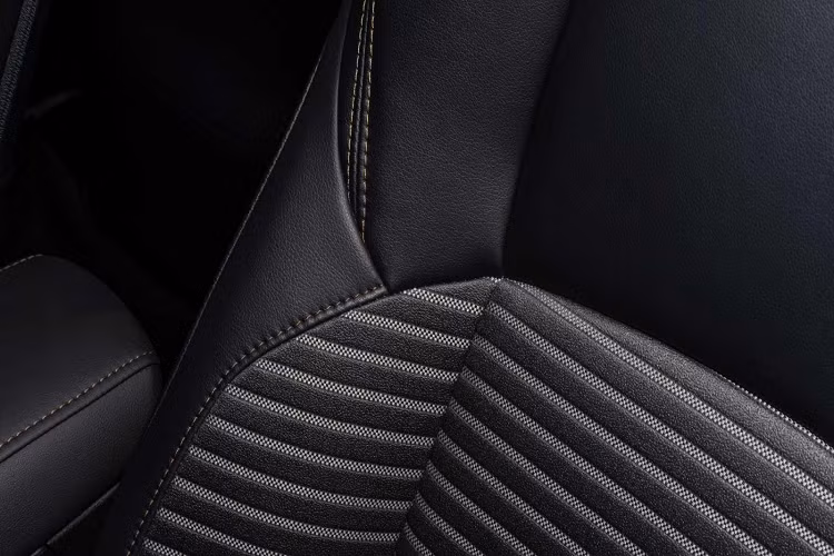 Cuối cùng, Toyota còn cung cấp thêm cho khách hàng lựa chọn màu sơn ngoại thất 1 màu đơn thuần hoặc 2 màu nổi bật. Bên trong, phiên bản XSE đi kèm ghế giả da chỉnh điện 8 hướng. Các cải tiến khác bao gồm hệ thống thông tin giải trí Audio Plus, gói Premium Audio với hệ thống âm thanh JBL 9 loa, 800W và chức năng định vị. Phiên bản Nightshade cũng được cung cấp trở lại trong biến thể SE của Toyota Corolla.