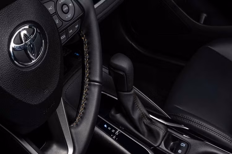 Về ngoại hình, Toyota Corolla Apex Edition 2021 bổ sung bộ body kit với nhiều tùy chọn cá nhân hóa, tích hợp các điểm nhấn bằng đồng và cánh gió đuôi. Thêm vào đó, la-zăng 18 inch màu đen độc đáo hơn và còn cắt giảm thêm 1kg so với phiên bản tiêu chuẩn cũng là thay đổi đáng kể.
