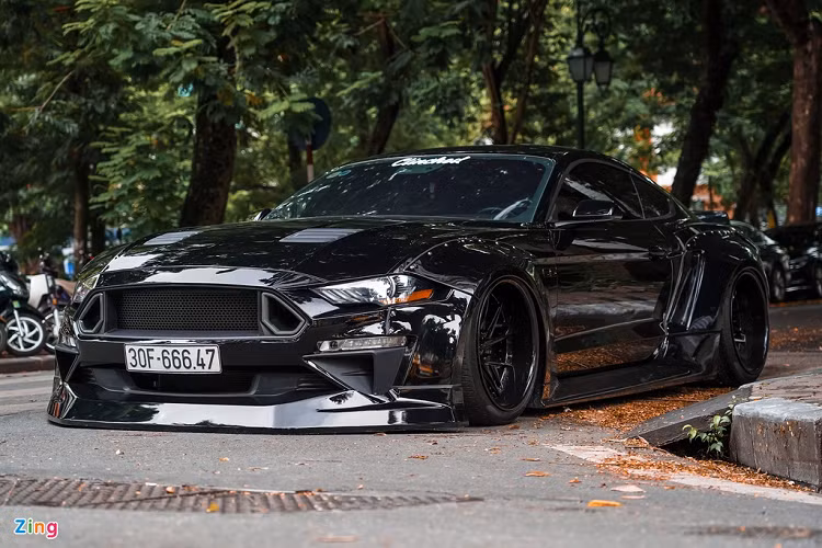 Vốn là mẫu xe hàng hiếm tại Việt Nam, chiếc xe thể thao Ford Mustang GT 5.0 còn trở nên đặc biệt hơn với gói độ thân rộng hầm hố. Trước đây, chiếc Mustang này đã được lột xác khá nhiều lần. Đây là lần nâng cấp mới nhất và ấn tượng hơn cả của mẫu xe cơ bắp này. 