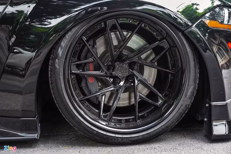 Thay vì sử dụng cánh gió sau cỡ lớn như những bản độ thân rộng khác, chiếc Mustang GT được trang bị cánh gió cố định của Clinched Flares.