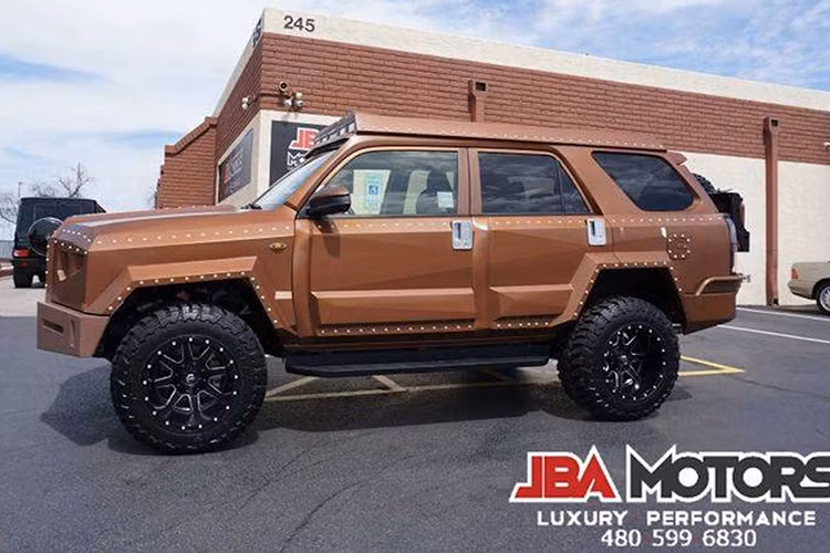 Hiện tại, chiếc giá xe Toyota 4Runner hàng độc nhất vô nhị này đang được rao bán là 35.900 USD (gần 840 triệu đồng), một cái giá khá hợp lý bởi một chiếc 4Runner SR5 2020 tiêu chuẩn tại Mỹ cũng đang có giá tương tự.