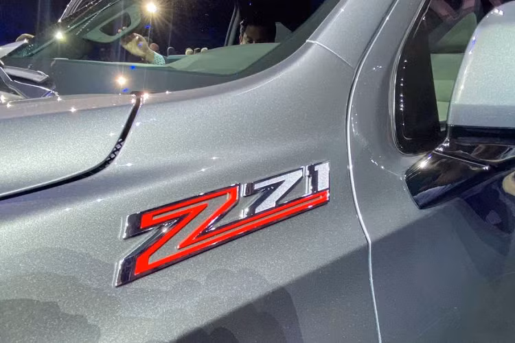 Vậy điều gì sẽ xuất hiện trên Suburban Z71? Đây là một gói trang bị off-road chuyên dụng từ Chevrolet, đi kèm với những nâng cấp đáng giá. Thông tin chính thức về mẫu xe SUV cỡ lớn Suburban Z71 hiện chưa được công bố tuy nhiên mẫu xe sẽ được phát triển dựa trên chiếc Tahoe với hệ thống treo khí nén tiêu chuẩn cùng khả năng nâng/hạ gầm.