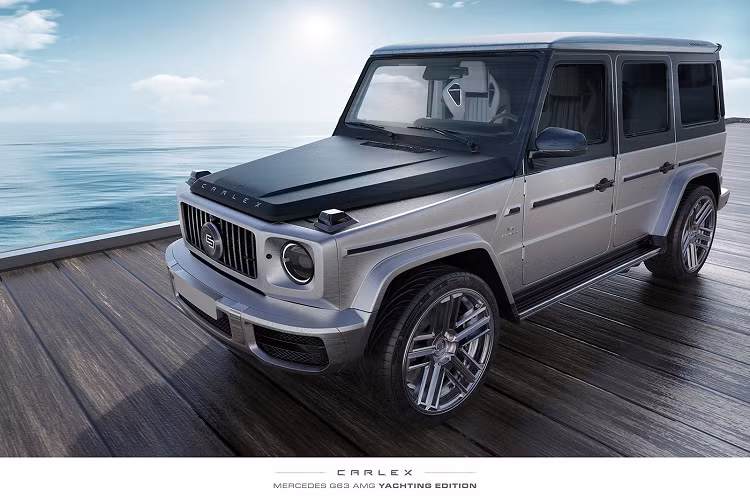 Đối với lựa chọn khoang nội thất thứ hai, chiếc xe được trang bị da nâu trên ghế ngồi, bảng điều khiển cửa, vô lăng và các bộ phận của bảng điều khiển trong khi tương phản với các thành phần da trắng khác nhau. Ở những nơi khác, trần xe và các các cột được hoàn thiện bằng Alcantara màu nâu trong khi phía sau cũng được ốp gỗ tối màu. Hiện tại, giá xe Mercedes-AMG G63 Yachting Edition vẫn chưa được công bố nhưng chắc chắn sẽ không hề rẻ để có thể sở hữu mẫu xe này.