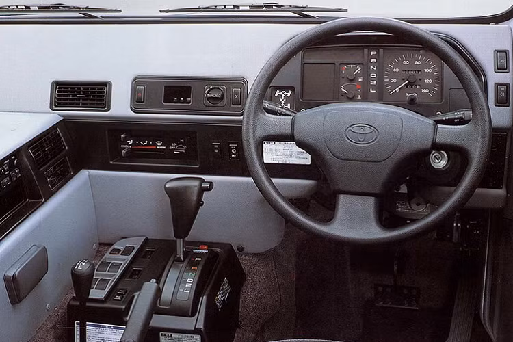 Mega Cruiser cũng trang bị đầy đủ công nghệ để đi off-road với hệ thống treo độc lập 2 cầu, 3 khoá vi sai, bánh sau có thể bẻ lái giúp bán kính quay đầu tốt hơn, trục kiểu portal axles (trục nằm cao hơn ổ trục bánh xe). Hiện tại, giá xe Toyota Mega Cruiser trên thị trường là khoảng 109.900 USD dành cho phiên bản tay lái nghịch cực hiếm.