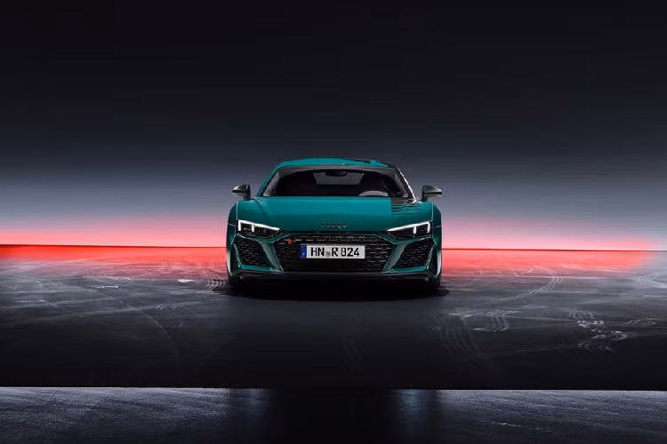Mới đây, nhằm tri ân thành tích của siêu xe Audi R8 LMS trong các giải đua tại trường đua Nürburgring 24 giờ, Đức, Audi đã cho ra mắt phiên bản đặc biệt của mẫu xe R8 với tên gọi Green Hell, tạm dịch là "Địa ngục xanh". Mẫu xe này sẽ chỉ được sản xuất giới hạn đúng 50 chiếc trên toàn cầu cùng mức giá từ 233.950 Euro (khoảng 6,4 tỷ đồng).