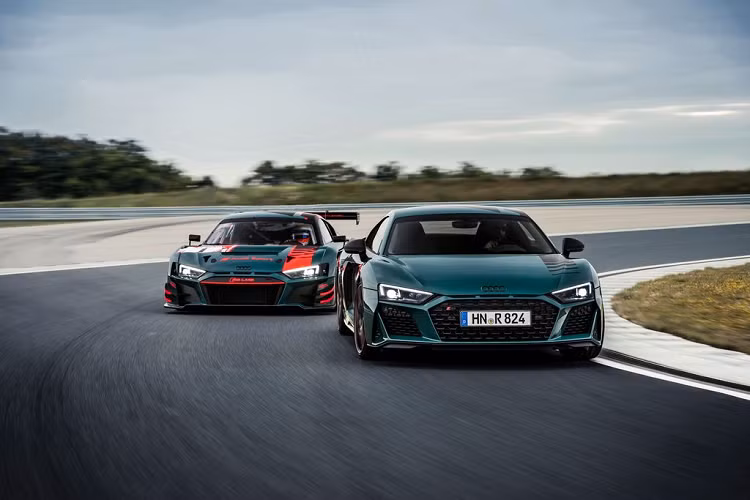 Đầu tiên là về động cơ, Audi R8 Green Hell mới sẽ được trang bị khối động cơ tương tự phiên bản hiệu suất cao R8 Performance, khối động cơ V10 5.2L, sản sinh ra công suất tối đa tới 615 mã lực cùng hệ dẫn động 4 bánh trứ danh và hộp số ly hợp kép 7 cấp.