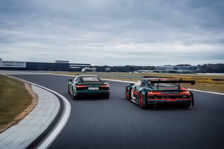 Về ngoại thất, Audi R8 Green Hell sẽ không có nhiều điểm khác biệt về thiết kế so với các phiên bản R8 hiệu suất cao. Sự thay đổi chủ yếu tới từ các trang bị của xe như màu sơn xanh lá cây Tioman đặc biệt. Tuy vậy, hãng xe nước Đức cũng không hề ép buộc khách hàng phải sử dụng màu sơn này nếu không muốn.