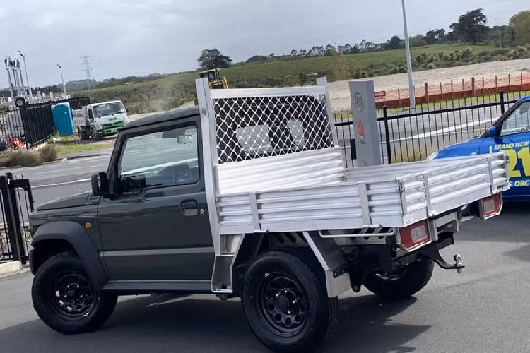 Để hóa giải yếu điểm chở đồ, mới đây một đại lý Suzuki ở New Zealand đã tung ra một phiên bản đặc biệt của Jimny, có khả năng mang vác đồ hiệu quả hơn hẳn. Thực tế đó chính là một bản hoán cải sang bán tải từ phiên bản Suzuki Jimny JL 2019.