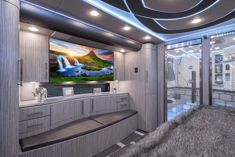 Nhìn vào tất cả những trang bị và tính năng ở trên, giá xe Prevost H3-45 Emperor Sauna Suite của Foretravel đương nhiên khá đắt, cụ thể người mua sẽ cần bỏ ra 1.850.000 USD (tương đương 42,8 tỷ đồng) để có được phương tiện siêu tiện nghi này.