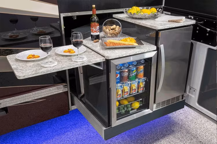 Thậm chí, sàn xe cũng có tính năng sưởi ấm, các bình lọc nước ECOsmarte đảm bảo người dùng luôn có nguồn nước chất lượng cao và hệ thống camera nhìn phía sau của Total Vision giúp người lái dễ dàng điều khiển “ngôi nhà di động”.