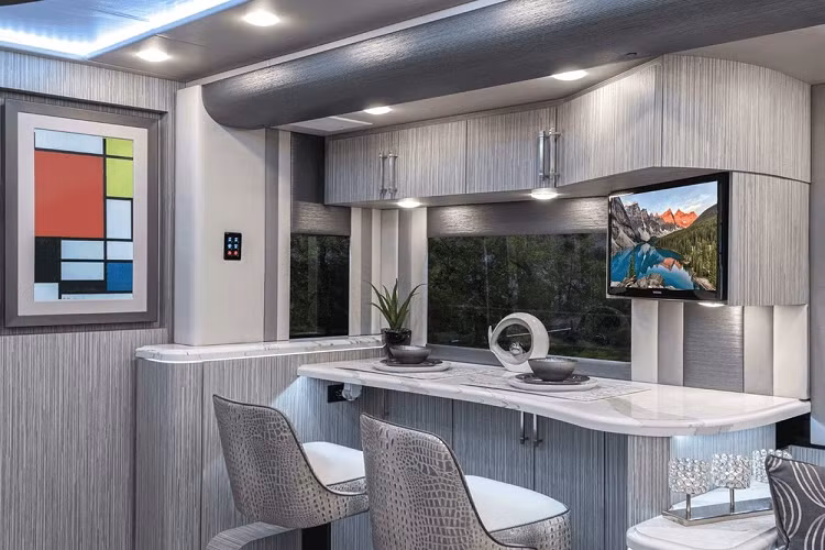 Không chỉ có thế, Emperor Sauna Suite của Foretravel còn có trang bị một nhà vệ sinh và một phòng tắm chính, mỗi phòng đều có bồn rửa hình nêm xây dựng theo yêu cầu. Một hệ thống tủ thông minh Kohler Numi Comfort Height cùng với bảng điều khiển kỹ thuật số mang tới đủ dạng tùy chọn bao gồm ánh sáng xung quanh, khả năng chơi nhạc qua Bluetooth, ghế sưởi ấm và thiết bị giữ ấm chân khiến nhà vệ sinh trên xe trở thành một nơi lý tưởng để “trả lời tiếng gọi của tự nhiên”.