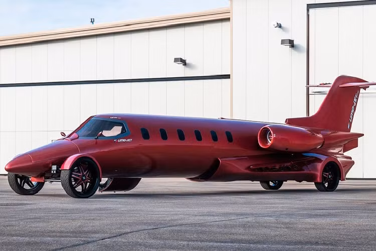 Trong nhiều năm qua, đã có không ít chiếc xe limousine khiến chúng ta phải ngỡ ngàng với khả năng "tưởng tượng" của con người. Những chiếc limousine có thể ra đời từ ôtô giá rẻ hay thậm chí là SUV hầm hố như Hummer H2. Thế nhưng, xét về độ độc đáo và điên rồ thì có lẽ chẳng chiếc xe nào đánh bại được chiếc limousine Limo-Jet độc đáo này.