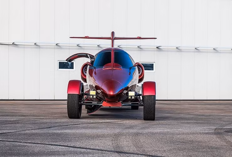 Dự kiến, Limo-Jet sẽ được công ty Mecum bán đấu giá trong sự kiện Indy 2020 diễn ra tại Mỹ trong 6 ngày, từ 23-28/6 năm nay. Với 12 năm nghiên cứu và phát triển cùng công sức 40.000 giờ lao động, chiếc Limo-Jet này chắc chắn không rẻ. Trước đó, ông DeAngelo từng tiết lộ đã đầu tư hơn 1 triệu USD cho dự án phát triển Limo-Jet.