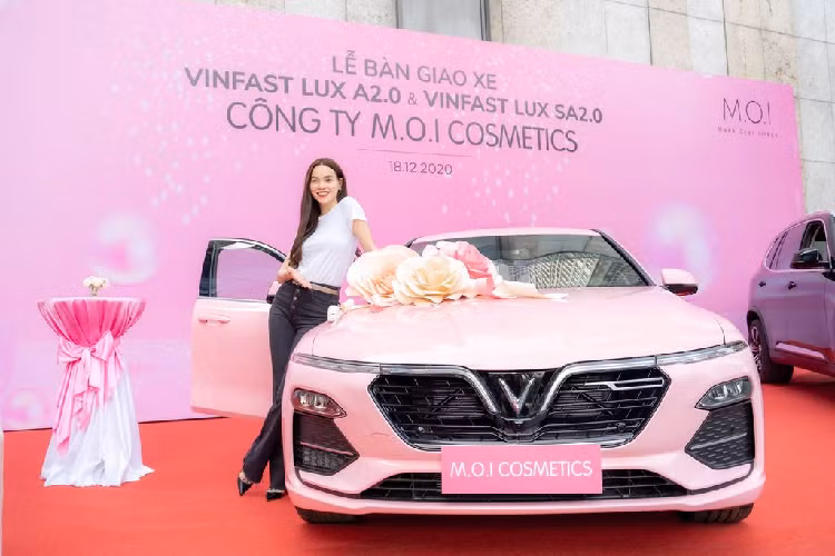 Mới đây, những hình ảnh về buổi lễ nhận xe VinFast của Hồ Ngọc Hà và hôn phu là diễn viên Kim Lý đã bất ngờ được chia sẻ rộng rãi trên các phương tiện truyền thông. Đáng nói, giọng ca "Cả một trời thương nhớ" đã cùng lúc tậu cả 3 chiếc xe hơi mang thương hiệu Việt, bao gồm mẫu sedan Lux A2.0, mẫu SUV Lux SA2.0 và mẫu xe cỡ nhỏ Fadil.