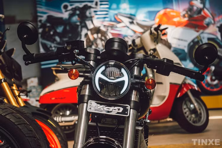 Đây là dòng xe đầu tiên đến từ thương hiệu xe máy GPX Racing được trang bị khối động cơ xy-lanh đôi với khả năng vận hành êm ái, âm thanh uy lực hơn cùng mức giá rẻ đến bất ngờ dành cho thị trường Thái Lan cũng như Đông Nam Á nói chung.