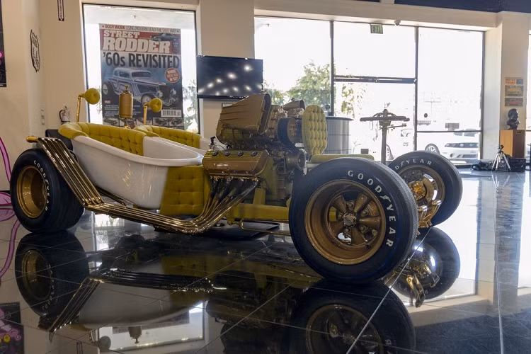 Mẫu xế độ Bathtub Buggy được chế tạo trong năm 1968 bởi Rob Reisner và cuối cùng đã lọt vào mắt xanh của nhà sưu tập, chuyên gia độ xe, và ngôi sao truyền hình George Barris. Ông ấy đã mua nó và bổ sung vào bộ sưu tập quái đản của mình mà bao gồm cả chiếc Munster Koach và Batmobile 1966 nổi tiếng, nhưng sau đó Bathtub Buggy đã dần bị người ta lãng quên và rơi vào cõi hư vô.