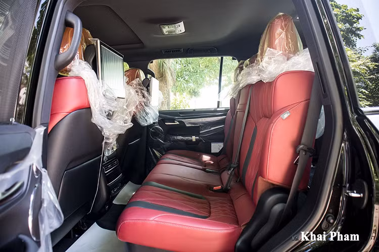Về cơ bản, Lexus LX 570 Super Sport Black Edition 2020 vẫn sở hữu "khung xương" cũ với số đo kích thước chiều Dài x Rộng x Cao tương ứng 5.080 x 1.980 x 1.865 (mm), chiều dài trục cơ sở đạt 2.850 mm và khoảng sáng gầm 225 mm. Thông số trên giúp LX570 luôn hầm hố khi nhìn từ mọi góc cạnh đúng chất SUV cỡ lớn.