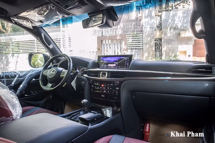 Chính nhờ hội tụ những ưu điểm trên nên Lexus LX 570 luôn là lựa chọn hàng đầu trong phân khúc dù mức giá cao. Và mẫu xe này còn được biết đến với biệt danh "chuyên cơ mặt đất", điều này thể hiện phất những phẩm chất dẫn đầu của Lexus LX570. Không chỉ được mến mộ tại nhiều thị trường trên thế giới, mẫu SUV hạng sang cỡ lớn này còn rất "được lòng" người tiêu dùng Việt Nam. Bằng chứng là dù sở hữu mức giá cao gần gấp đôi so với đối thủ trực tiếp Mercedes-Benz GLS nhưng Lexus LX 570 luôn được người dùng săn đón.