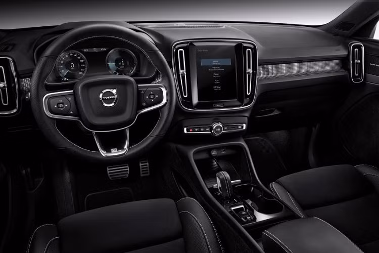 Xe có thể tăng tốc từ 0-100 km/h trong thời gian 7,3 giây và đạt vận tốc tối đa 180 km/h. Quan trọng hơn là Volvo XC40 Recharge T5 2020 chỉ tiêu thụ lượng xăng trung bình chỉ 2,3 lít/100 km và thải ra lượng khí CO2 chỉ 52 g/km. Ngoài ra, xe còn được trang bị cụm pin lithium-ion 10,7 kWh, cho phép xe hoàn thành quãng đường 44 km mà không dùng đến động cơ xăng. Hiện hãng Volvo chưa công bố thời gian sạc pin cụ thể của mẫu SUV hạng sang này. 