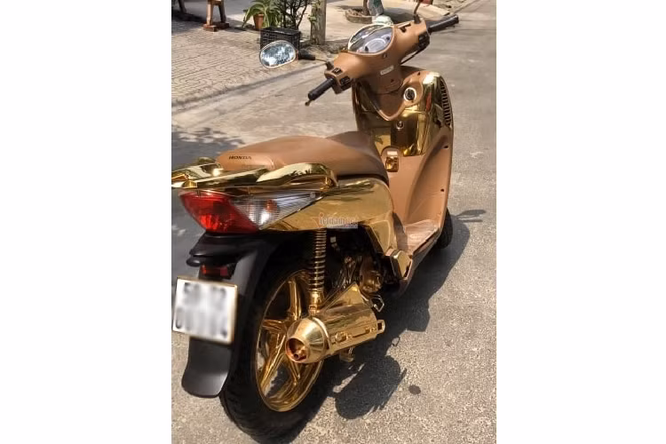 Trao đổi với phóng viên, anh Nguyễn Quốc Bảo, ở quận 6, TP HCM, chủ nhân chiếc xe đang gây sốt này cho biết: "Tôi vốn làm nghề mạ vàng cho các sản phẩm điện thoại, đồng hồ, vật phẩm phong thủy ... kể cả xe ô tô, xe máy nên chiếc xe tay ga Honda SH này cũng chính tay tôi mạ vàng lên nó. Tất cả vàng mạ lên xe đều là vàng thật 100%".