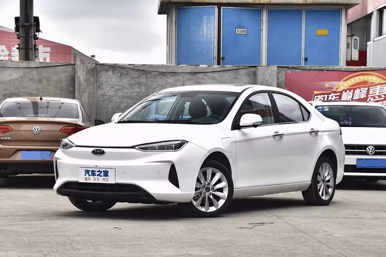 JAC của Trung Quốc dường như là một thương hiệu thích sử dụng những cái tên khác thường, bao gồm nhiều chữ cái viết hoa để đặt tên sản phẩm, đặc biệt là đối với các mẫu xe điện JAC mới. Một vài ví dụ gồm: iEV6V (hatchback cỡ nhỏ), iEV7 (sedan cỡ nhỏ), iEV7S (crossover cỡ C), iESV4 (crossover cỡ C dáng cá tính), và iC5 (sedan).