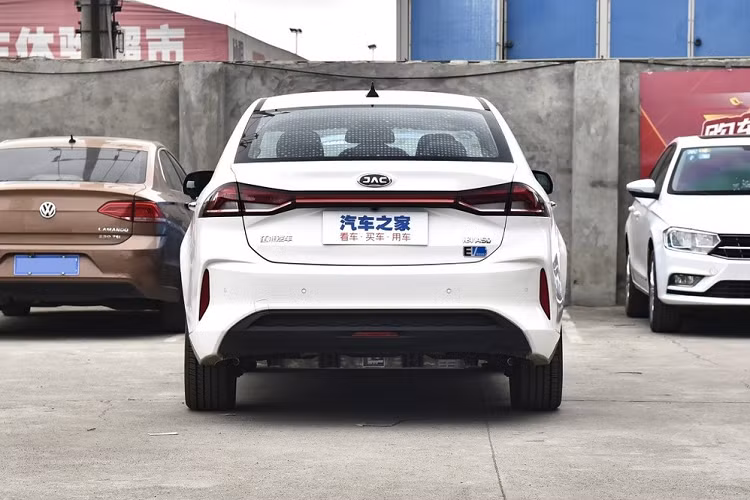 Đối với nội thất, JAC iEVA5 tạo ấn tượng tốt bằng một màn hình cảm ứng lớn tại vị trí trung tâm, tuy nhiên bảng đồng hồ kỹ thuật số lại có chút lỗi thời. Vô lăng xe cũng mang một thiết kế cá tính khác biệt với chi tiết bằng màu bạc.