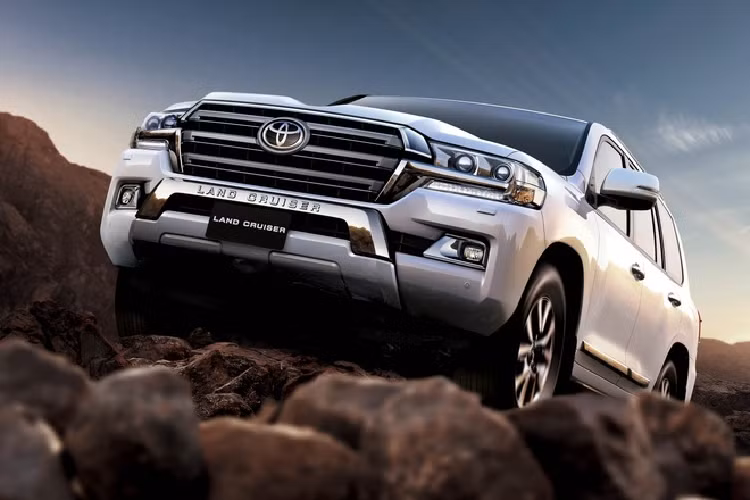 Về ngoại hình, Land Cruiser mới sẽ không thay đổi nhiều. Lưới tải nhiệt được làm mới giống Toyota Corolla, trông hiện đại hơn.