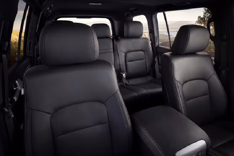 Nội thất Land Cruiser mới đủ chỗ cho 8 người ngồi với tùy chọn 3 hàng ghế, hoặc 5 người ngồi với tùy chọn 2 hàngghế.