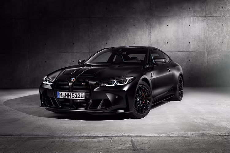 Ra mắt vào cuối tháng 9 vừa qua, BMW M3 và BMW M4 thế hệ mới đã tạo nên nhiều luồng tranh cãi dữ dội trong giới chơi xe vì thiết kế lưới tản nhiệt lớn bất thường. Thiết kế này được cho rằng để chiều lòng thị trường tỷ dân Trung Quốc. Nhằm tạo hình ảnh thân thiện hơn với giới trẻ, hãng xe đến từ Đức đã kết hợp cùng thương hiệu thời trang đến từ New York - Kith, để tạo ra phiên bản đặc biệt M4 Competition x Kith với số lượng giới hạn 150 chiếc.