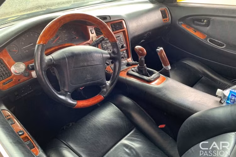 Là một chiếc xe thể thao nhỏ gọn, Toyota MR2 hàng hiếm (W20) này có kích thước tổng thể dài x rộng x cao lần lượt là 4.171 mm x 1.699 mm x 1.234 mm cùng chiều dài cơ sở ở mức 2.400 mm và cân nặng 1.310 kg. Trên thế giới, chiếc MR2 thường nổi tiếng với những màn “hóa thân” thành các mẫu siêu xe đặc biệt như Lamborghini Murcielago SV, Lamborghini Veneno, Ferrari 250 GTO, Ferrari LaFerrari,…