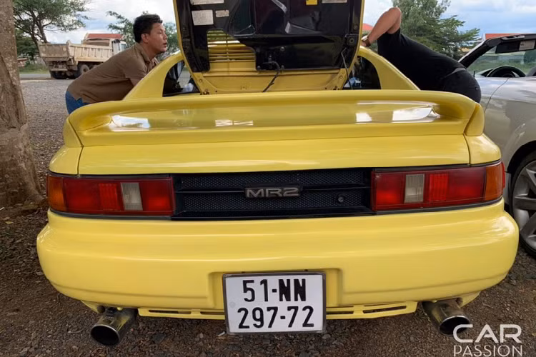 Chiếc Toyota MR2 đời 1991 này thuộc thế hệ thứ hai có tên mã W20. Thế hệ thứ hai được Toyota ra mắt vào năm 1989 và sản xuất đến năm 1999, Xe sử dụng động cơ 3S-GTE tăng áp, dung tích 2.0 lít có khả năng tạo ra công suất 200 mã lực ở tốc độ máy 6.000 vòng/phút và mô-men xoắn cực đại 271 Nm ở tốc độ máy 3.200 vòng/phút.
