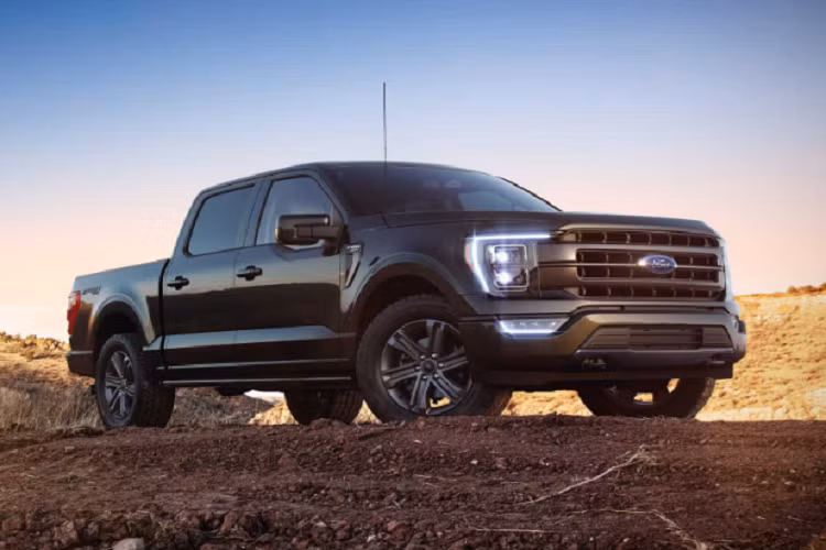 Trái tim của Ford F-150 thế hệ thứ 14 là động cơ hybrid PowerBoost mới. Đây là sự kết hợp giữa động cơ EcoBoost V6 tăng áp kép 3.5L cùng mô tơ điện 35-kilowatt và hệ pin lithium-ion1.5 kwh. Ngoài sức kéo và vận hành tốt, Ford F-150 2021 còn sở hữu nhiều tiện ích thú vị như: Tính năng gập bệ tì tay và cần số để tạo thành bàn làm việc (Interior Work Surface), khoang chứa đồ dưới ghế, tính năng gập khoang tải từ xa, ghế ngã thẳng ở phiên bản Max Recline...