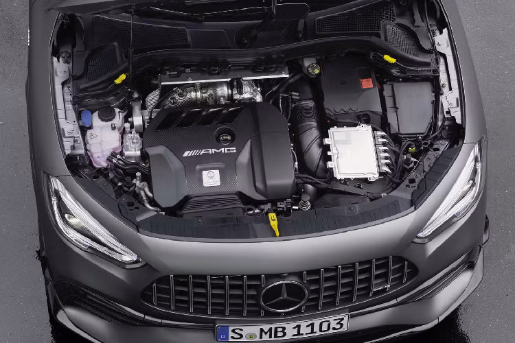 Mercedes-AMG GLA 45 2021 mới sở hữu khối động cơ 4 xy lanh M139 dung tích 2.0L tăng áp ở trạng thái tiêu chuẩn sở hữu sức mạnh 382 mã lực (tương đương 387 PS hoặc 285 kW) nhờ đạt mô men xoắn cực đại 480 Nm, khi kết hợp cùng hộp số ly hợp kép 8 cấp và hệ dẫn động bốn bánh 4MATIC sẽ đem lại cho GLA 45 khả năng tăng tốc từ 0 – 100 km/h trong 4,3 giây, tốc độ giới hạn điện tử ở mức 250 km/h.