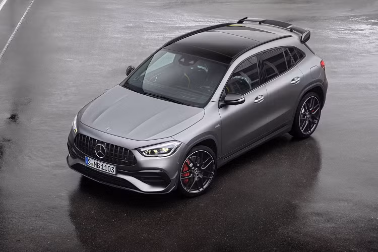 Bên cạnh đó, các kỹ sư Mercedes-AMG còn cung cấp thêm bản GLA 45 S mạnh mẽ hơn với thông số công suất 415 mã lực (421 PS hoặc 310 kW) và 500 Nm mô men xoắn. Bản này chủ yếu được bán tại châu Âu và sẽ không được đưa đến Mỹ. Thông số kỹ thuật chi tiết cũng chưa công bố, chỉ biết rằng xe có thể đạt tốc độ tối đa 270 km/h khi không bị giới hạn.
