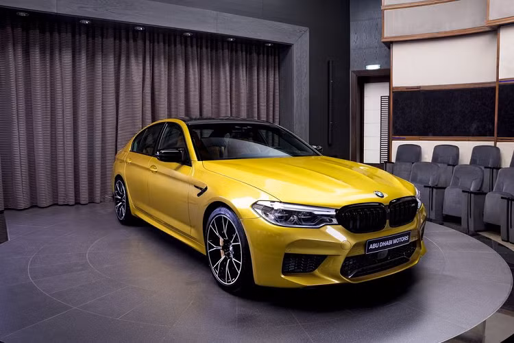 Trên đường thẳng, khối sức mạnh này cho phép chiếc xe tăng tốc từ 0 lên 100 km/h chỉ trong 3,3 giây. Tại thị trường Mỹ, giá xe BMW M5 2020 khởi điểm từ 129.000 USD.