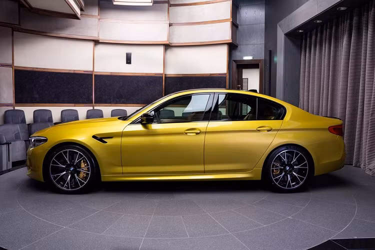 Bắt đầu với ngoại thất, lớp áo đặc biệt trên mẫu BMW M5 Competition mới này có tên gọi Vàng Austin Yellow – là một lựa chọn từng được giới thiệu trên hai chiếc M3 và M4 rồi sau này đã được bổ sung vào danh mục của bộ phận Cá nhân hóa tại BMW.
