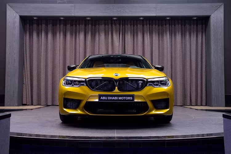 Về tổng quan, phiên bản BMW M5 đặc biệt xuất hiện tại BMW Abu Dhabi này sở hữu một phong cách phối màu bắt mắt từ trong ra ngoài.