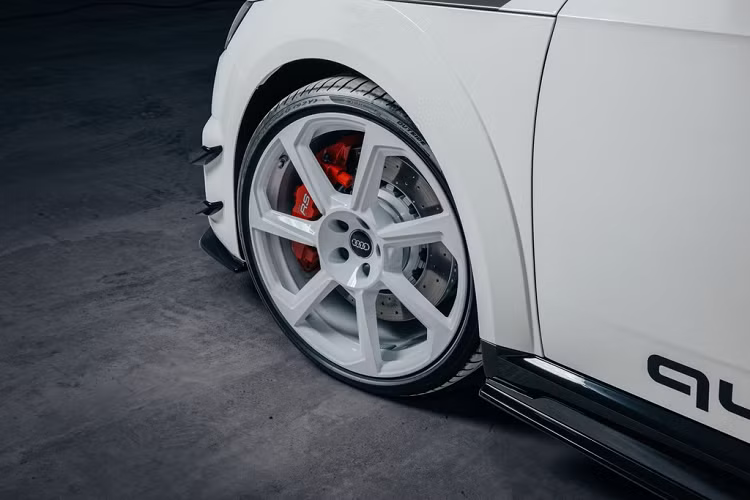 Thân xe có thêm nhiều chi tiết để nhấn mạnh sự đặc biệt cho biến thể TT RS 40. Đó là bộ mâm 20 inch màu trắng độc quyền, tem trang trí chữ "quattro", dòng chữ tiếng Đức "40 năm quattro" trên cửa kính hay bộ phanh hiệu năng cao màu đỏ.
