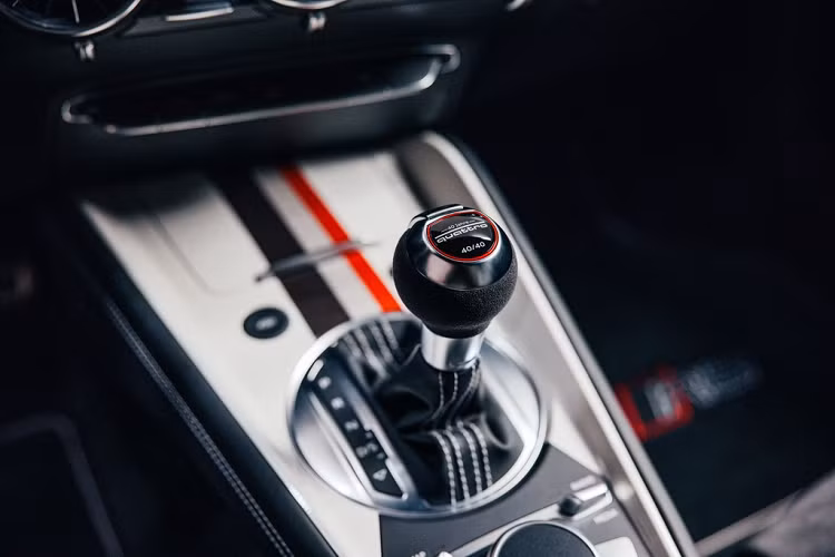 Cung cấp sức mạnh cho Audi TT RS 40 là động cơ tăng áp I5 2.5L TFSI với công suất tối đa 394 mã lực, mô-men xoắn cực đại 480 Nm. Kết hợp với hộp số tự động S Tronic 7 cấp là hệ dẫn động 4 bánh toàn thời gian quattro.