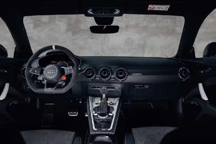 Nội thất của Audi TT RS 40 mang tông màu đen chủ đạo và được trang trí bởi các họa tiết trắng, đỏ tương phản. Vô-lăng và cần số được bọc da Alcantara cao cấp trong khi ghế ngồi thể thao phủ da Nappa.