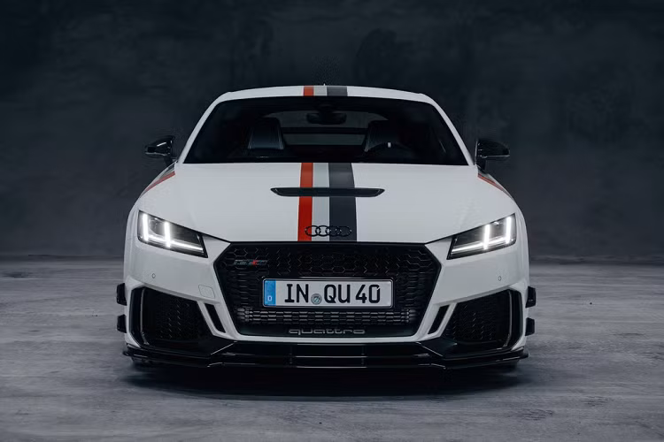 Chiếc Audi TT RS 40 đặc biệt này sở hữu màu sơn trắng chủ đạo kết hợp với họa tiết sọc 3 màu đỏ-xám-đen đại diện cho Audi Sport GmbH, bộ phận sản xuất xe thể thao của hãng xe Đức. Diện mạo của xe hầm hố hơn với bộ hướng gió phía dưới gầm và các cánh gió 2 bên cản trước. Trên nắp capo có thêm một lỗ hút gió cho họng nạp của động cơ. Lưới tản nhiệt và hốc hút gió dạng tổ ong sơn tối màu.