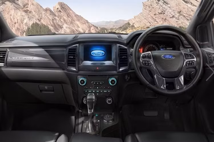 Các trang bị nội thất của mẫu xe SUV Ford Everest thế hệ mới vẫn được giữ nguyên, nổi bật là hệ thống thông tin giải trí SYNC 3 qua màn hình cảm ứng, tương thích với cả Apple CarPlay và Android Auto, camera lùi, cảm biến lùi, điều hòa tự động,…