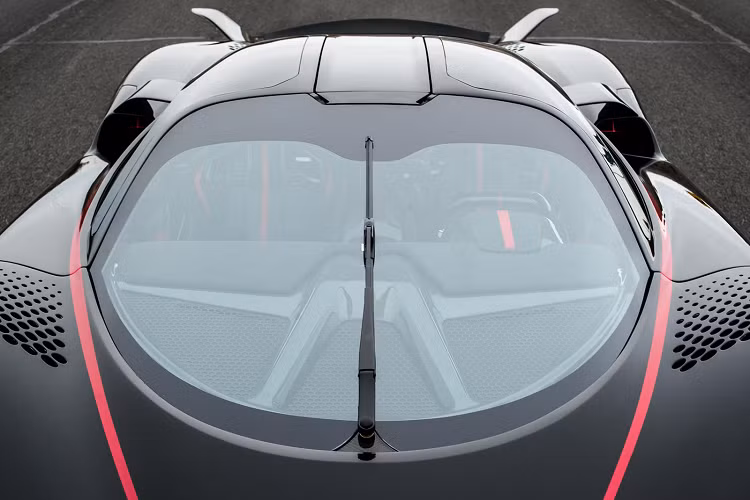 Bên dưới thân xe bằng sợi carbon là khung gầm monocoque bằng sợi carbon nhẹ và rất chắc chắn. Nhờ sử dụng rộng rãi sợi carbon này, SSC Tautra có khối lượng khô chỉ 1.247kg. Kết hợp với đó chính là thiết kế phá cách, hiện đại vượt bậc đã làm nên một chiếc hypercar đẹp với sức mạnh khủng khiếp.