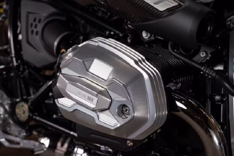 Với các phiên bản R nineT vừa mới ra mắt, khối động cơ boxer đã được tinh chỉnh về cả hiệu năng và ngoại hình, giúp xe đạt được tiêu chuẩn khí thải EU-5. Chi tiết hơn, khối động cơ này đạt công suất tối đa 109 mã lực tại vòng tua 7.250 vòng/phút, giảm khoảng 1 mã lực so với phiên bản trước. Tuy nhiên, mô men xoắn vẫn được giữ ở mức tối đa 116 Nm tại vòng tua 6.000 vòng/phút. Các kỹ sư cũng thay đổi một số chi tiết bên trong lòng xilanh, giúp quá trình đốt cháy nhiên liệu hiệu quả hơn, cho phép sản sinh lực kéo cao hơn so với thế hệ động cơ trước.