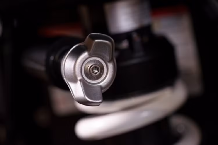 Một số tính năng tiêu chuẩn khác bao gồm hệ thống treo WAD với hành trình phuộc phụ thuộc vào sự điều khiển của người lái thông qua phím xoay trên ghi đông. Ngoài ra, chế độ lái Rain và Road cũng được trang bị tiêu chuẩn theo xe.