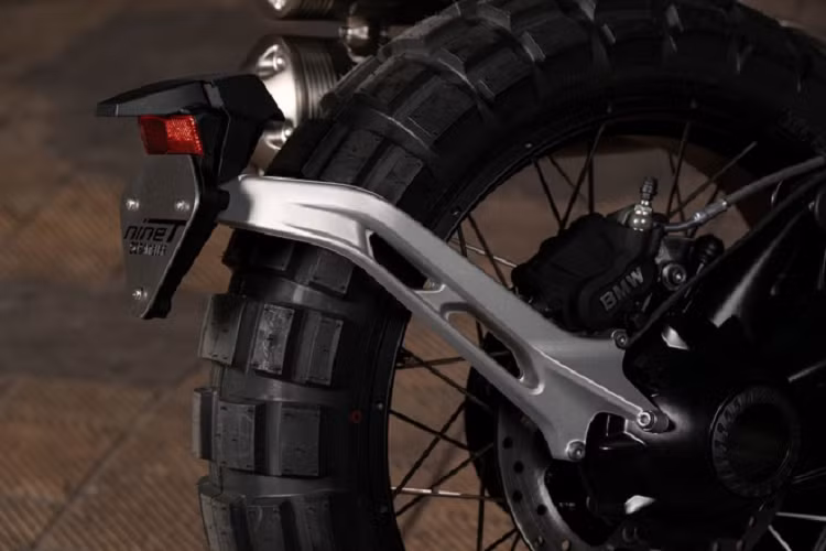 Ngay cả trên phiên bản tiêu chuẩn, BMW R nineT thế hệ mới hiện đã được trang bị tính năng chống bó cứng phanh ABS Pro, kết hợp cùng hệ thống kiểm soát phanh khẩn cấp DBC (Dynamic Brake Control). Điều này làm tăng độ an toàn cho xe khi người lái phanh gấp ở nhiều điều kiện đường hoặc độ nghiêng xe khác nhau.